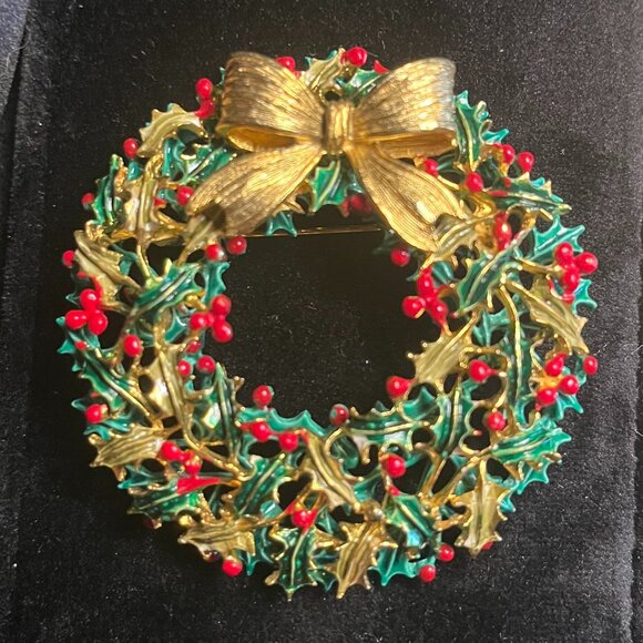 Albert Weiss Jewelry - Vintage Weiss Christmas Wreath Brooch green and Red Enamel Gold Bow